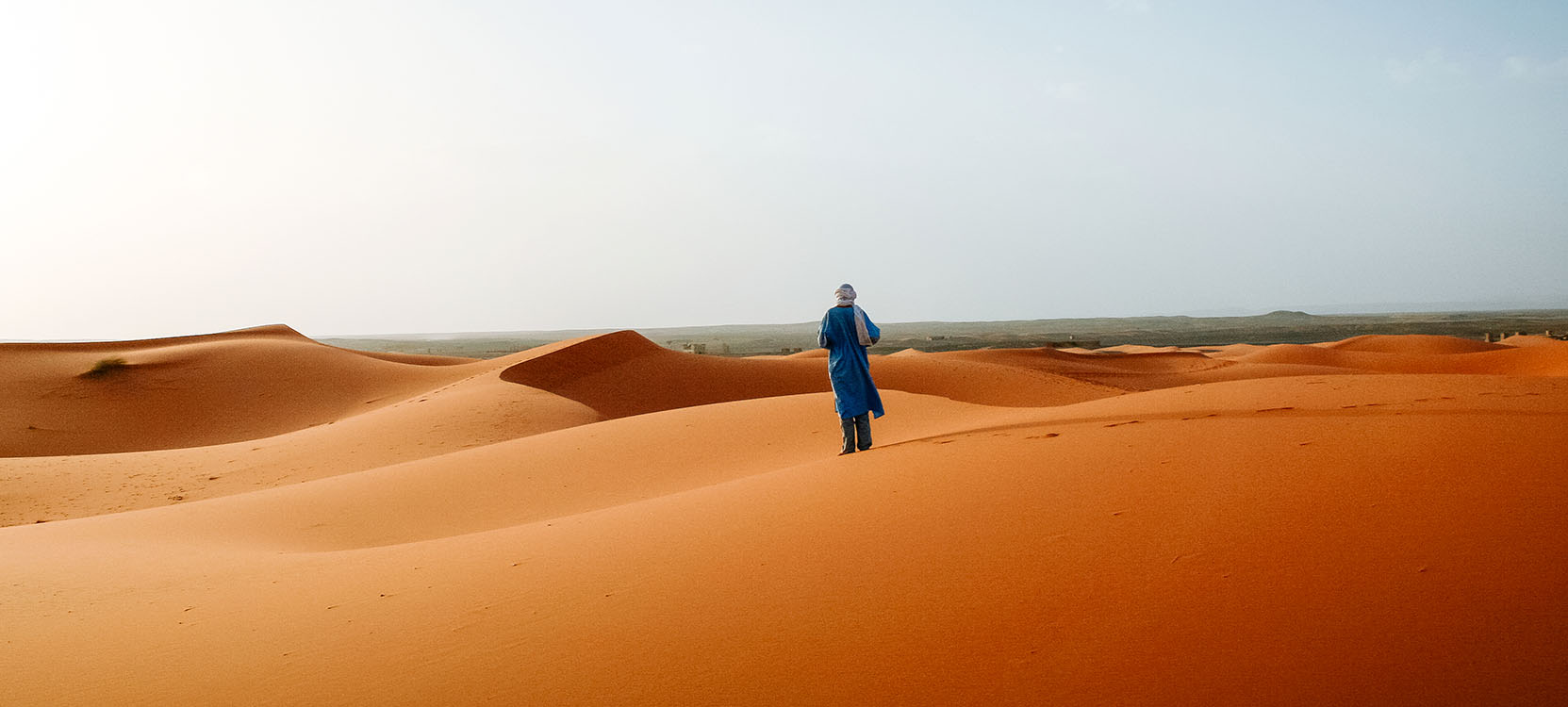 persona en una excursión en el desierto de marruecos 